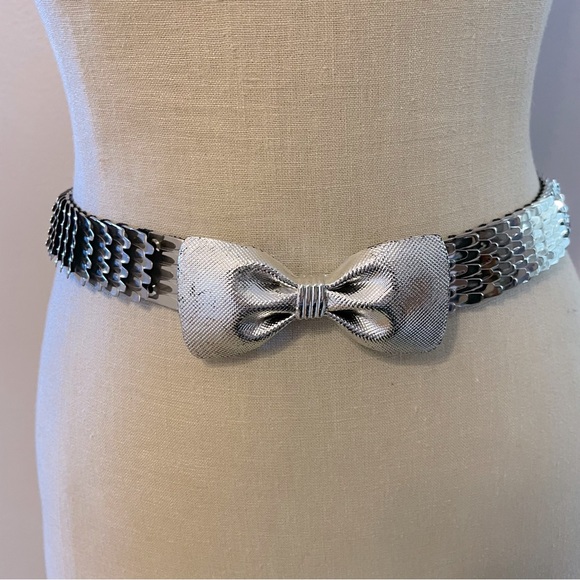 Vintage metal stretch belt with silver tone bow clasp - Picture 1 of 7